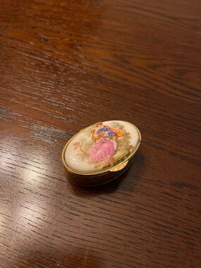 Porcelain Oval Trinket/Pill Box with Romantic Couple Artwork - White & Gold